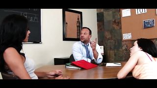 Трах двух студенток с возбуждённым преподом на столе в классе