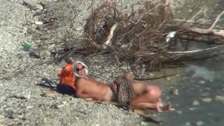 Ебля пары нудистов перед скрытой камерой на общественном пляже