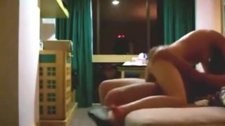 Худенькая девушка пососала парню и трахнулась с ним на кровати перед камерой