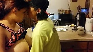 Грудастая хуесоска взяла у коллеги по работе в рот перед скрытой камерой