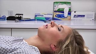 Доктор в кабинете выебал беспомощную девушку в рот до камшота