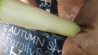 Возбуждённая баба трахает свою пизду большим цукини